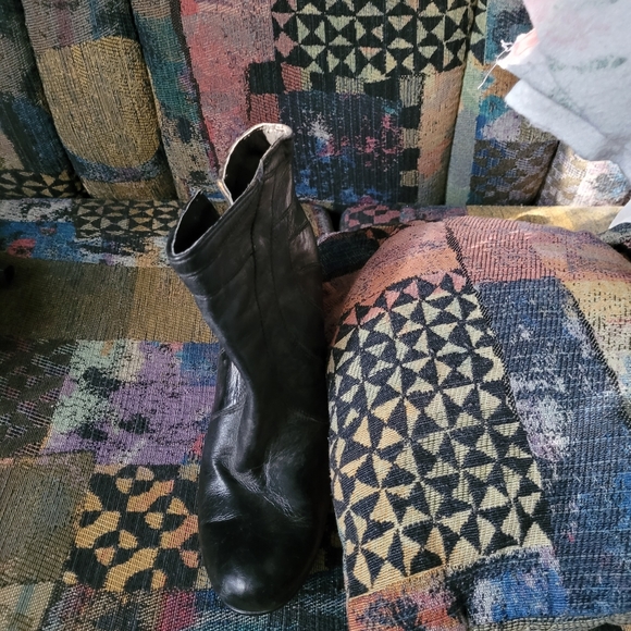 SMALL BOOTS 👢 - Picture 4 of 4